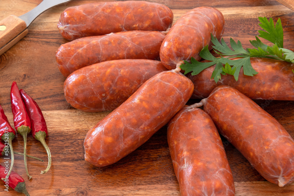 petits chorizo crus sur une planche à découper petits chorizo crus sur une planche à découper