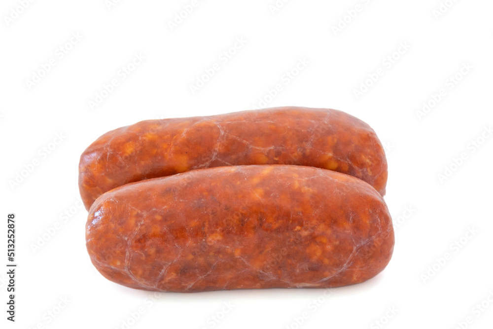 petits chorizo crus isolés sur un fond blanc petits chorizo crus isolés sur un fond blanc