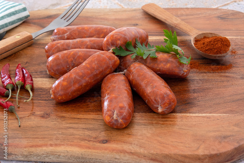 Photos petits chorizo crus sur une planche à découper
