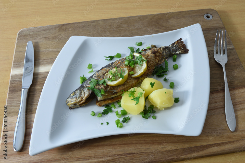 gebratene Forelle mit Petersilienkartoffeln und Zitronen Stock Photo ...
