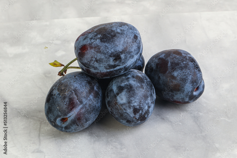 Obraz premium Ripe plum heap over background