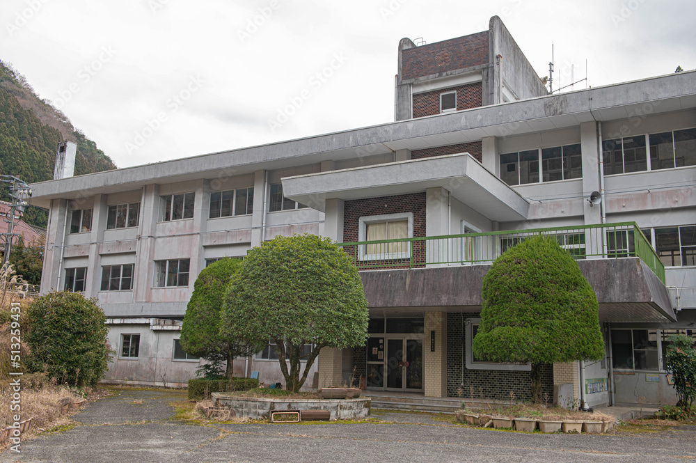 閉校になった小学校の校舎 閉校になった小学校の校舎