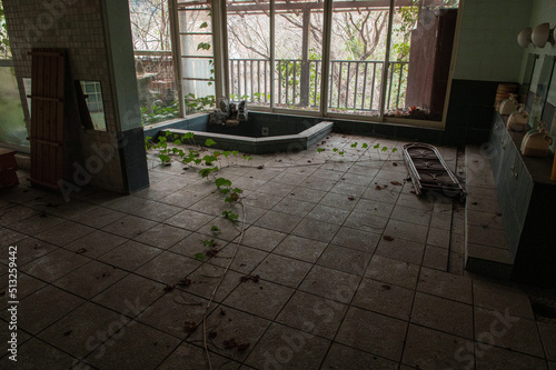 廃墟化したホテルの浴場