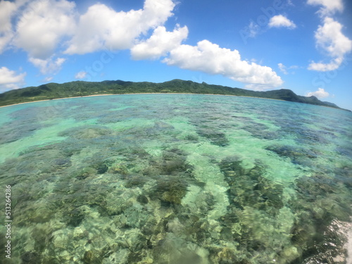 沖縄風景、海と空と雲とサンゴ