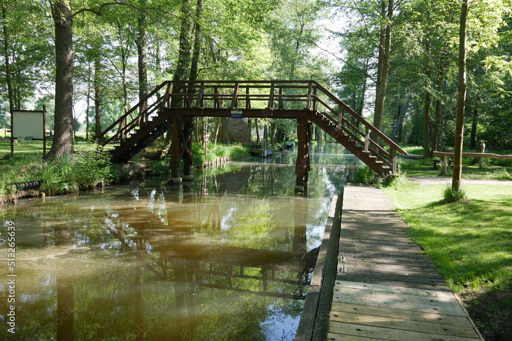 Spreewaldbrücke mit Treppen am Kanal im Spreewald Spreewaldbrücke mit Treppen am Kanal im Spreewald