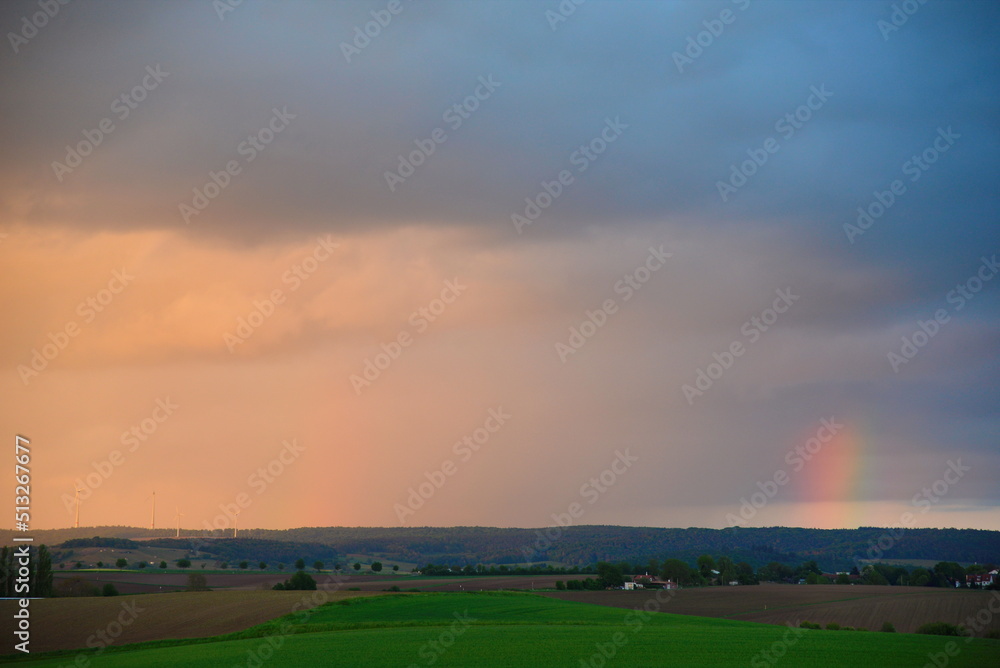 Obraz premium Wolkenhimmel mit Regenbogen, abends