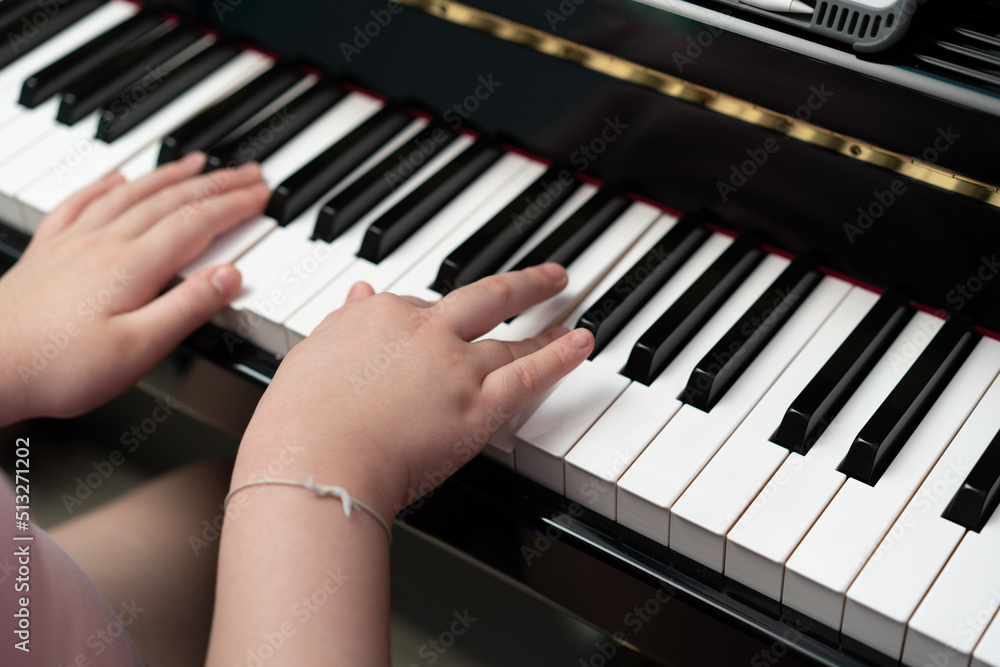 Fototapeta premium kid hands play piano key