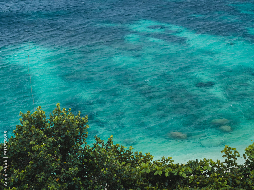 Obraz premium Scenic high angle view of tropical paradise beach. Clear turquoise sea with coral reef transparent and tree foreground. Sai Daeng Beach, Koh Tao Island, Surat Thani, Thailand. Minimal background.