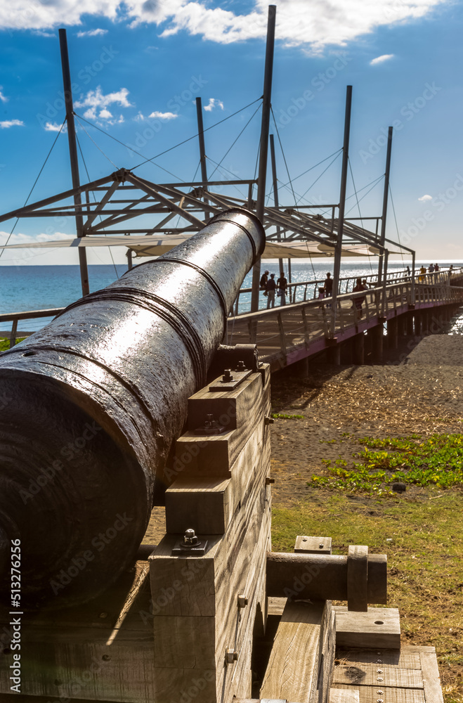 Canon colonial et ponton-débarcadère, Saint-Paul, île de la Réunion 