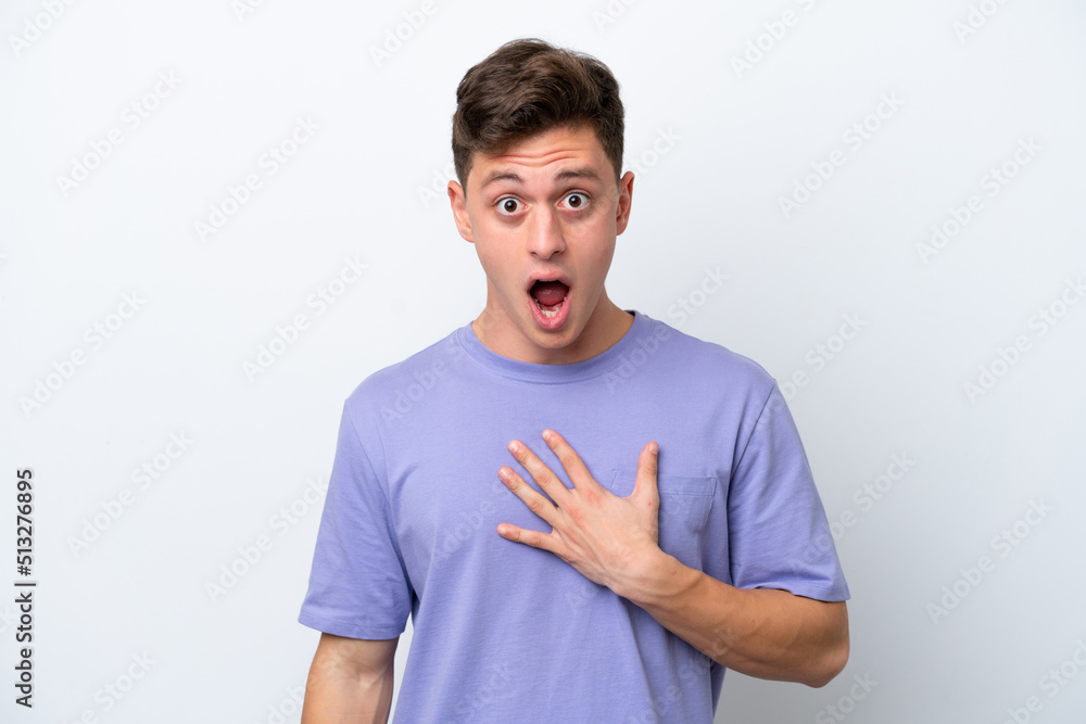 Obraz premium Young handsome Brazilian man isolated on white background surprised and shocked while looking right