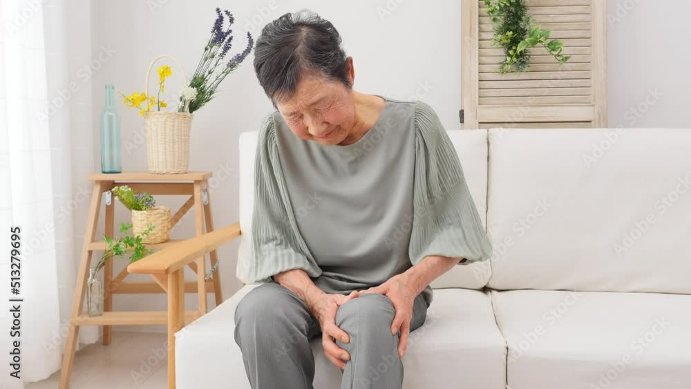 自宅で膝が痛いの高齢者女性 自宅で膝が痛いの高齢者女性