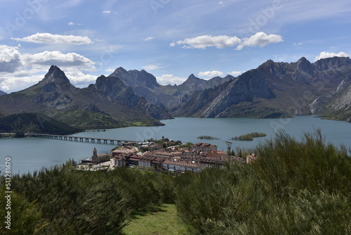 Embalse de Riaño, león y sus fiordos leoneses