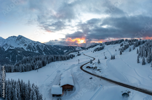 Coucher de soleil sur la station de ski / snowboard Avoriaz 1800.