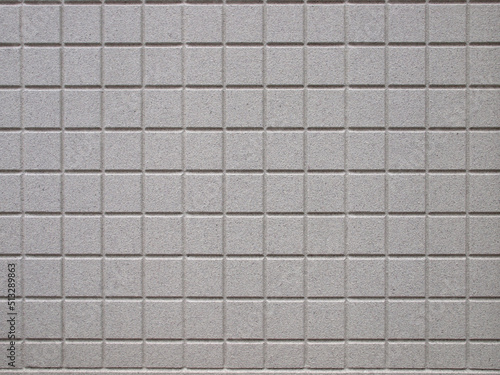 白い正方形の壁面