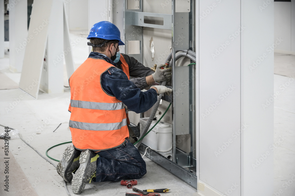 tecnico in cantiere che lavora con un quadro elettrico tecnico in cantiere che lavora con un quadro elettrico