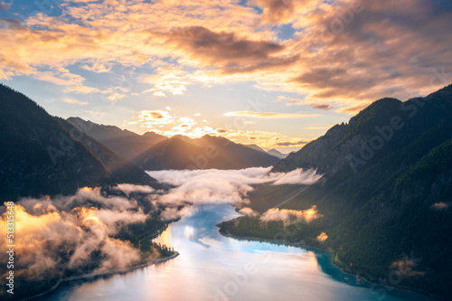Plansee in Österreich beim Sonnenaufgang im Sommer