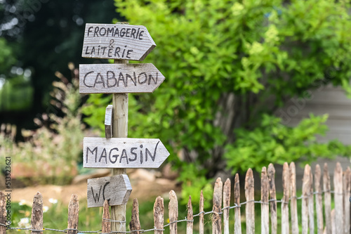 magasin ferme agricole fromagerie laiterie cabanon WC fleches bois nature agriculture bio photo