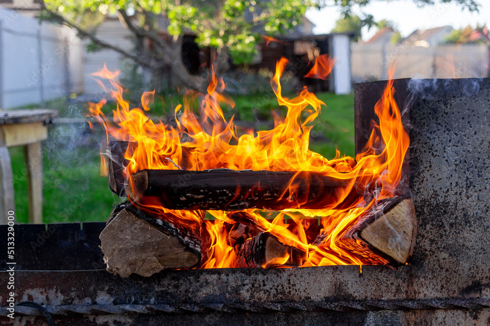 Obraz premium Burning firewood in the grill close-up