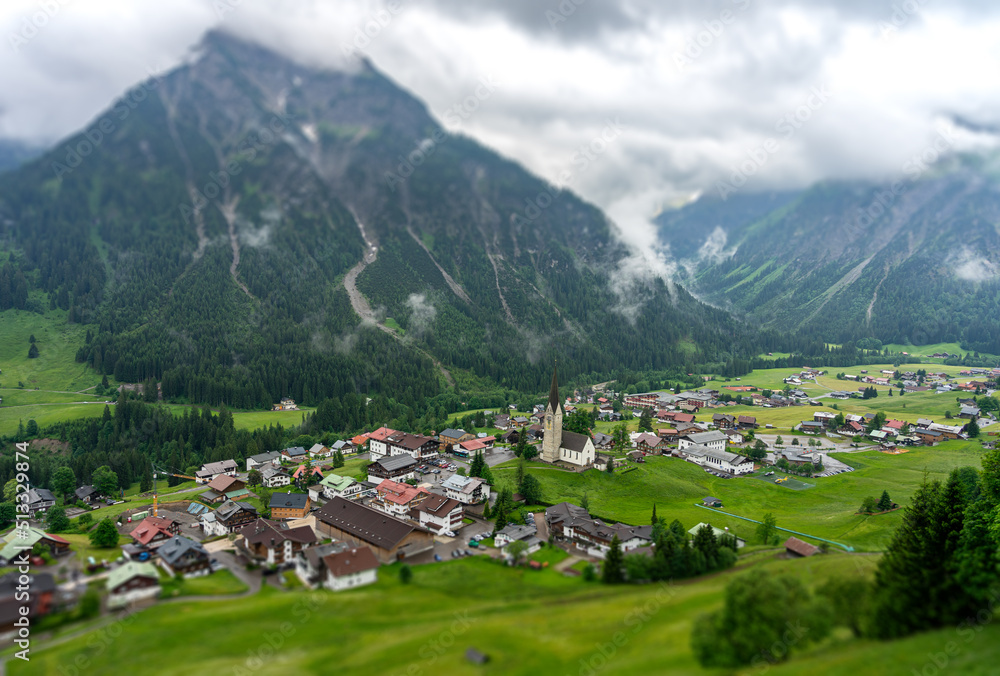Urlaub im Kleinwalsertal: Wandern auch bei Regen, schlechtem Wetter in Österreich, Bayern -  Mittelberg von oben, TILT-SHIFT