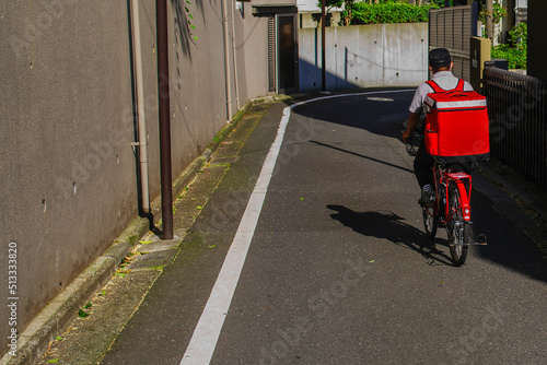 自転車でハンバーガーを配達仕事がある © Tsubasa Mfg