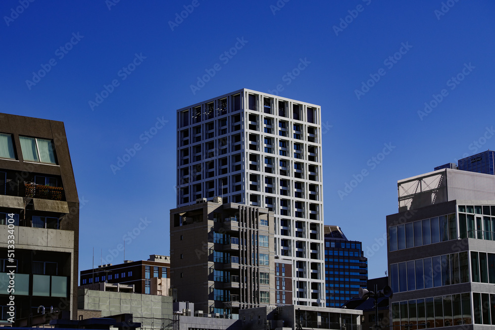 素晴らしい青空と赤坂4丁目の建物たち