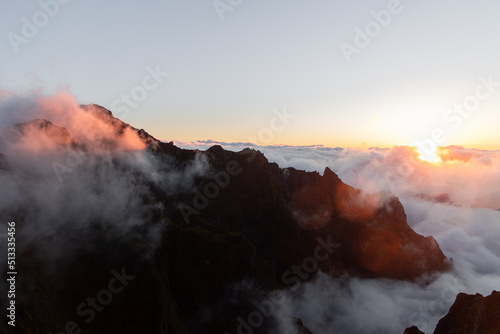 Malerischer Sonnenaufgang auf dem Pico do Areeiro Madeira © Carina