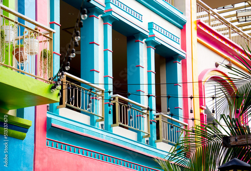 Photo Colorful house facades and ornate metal balconies