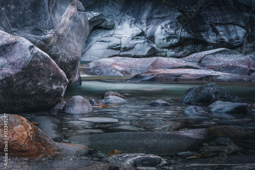 Atmosphärischer Naturhintergrund mit riesigen Steinen im Bergfluss. Große Felsen im mächtigen Wasserstrom, Nahaufnahme. Naturhintergrund mit Wald. Dunkel türkisblauer Fluss mit Steinen. photo