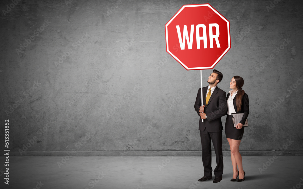 Obraz premium Young business person holding road sign