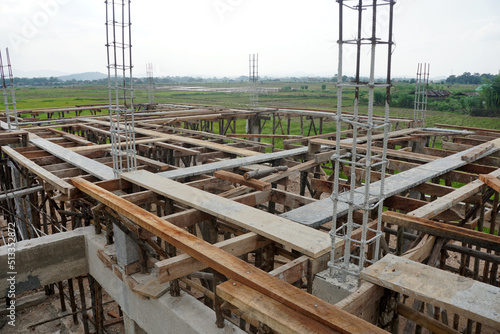 Preparation of scaffolding for assembling the second floor concrete beam formwork.
