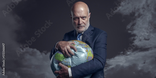 Photo Greedy corporate businessman crushing and exploiting earth
