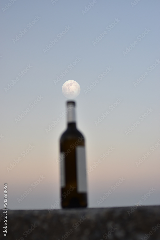 in summer, even the bottles left after the party observe the sea and the full moon in summer, even the bottles left after the party observe the sea and the full moon