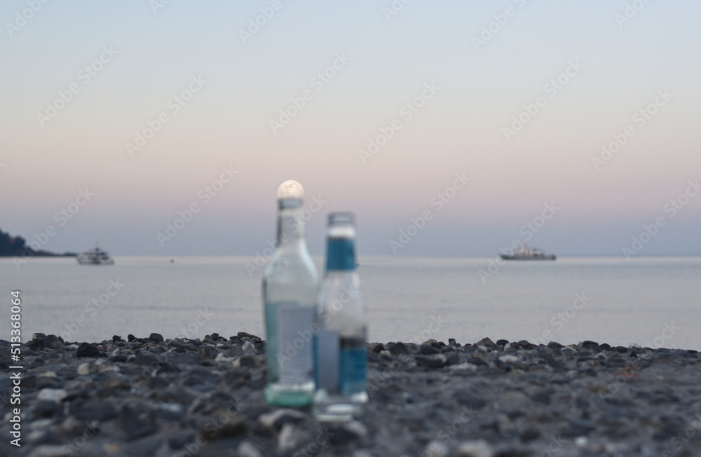 in summer, even the bottles left after the party observe the sea and the full moon in summer, even the bottles left after the party observe the sea and the full moon