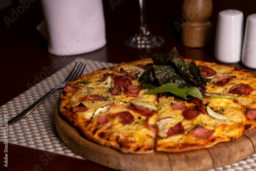 Pizza con vino italiano en la mesa de un restaurante de lujo. 