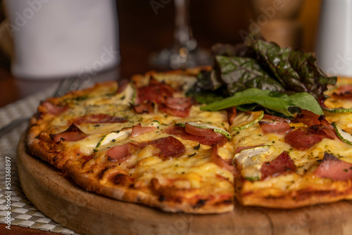 Фотография Pizza con vino italiano en la mesa de un restaurante de lujo.
