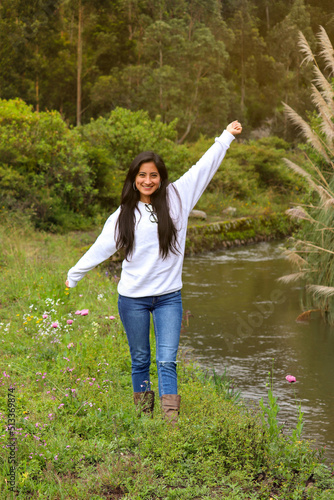 mujer joven latina abriendo los brazos de felicidad photo