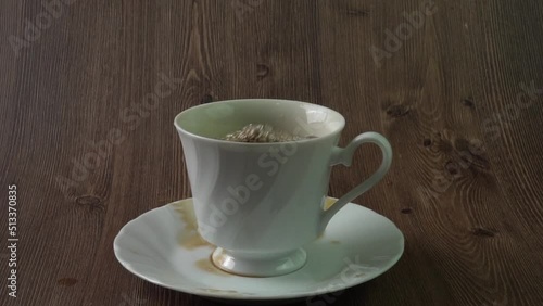 Biscotto cade nel la tazza di caffè photo