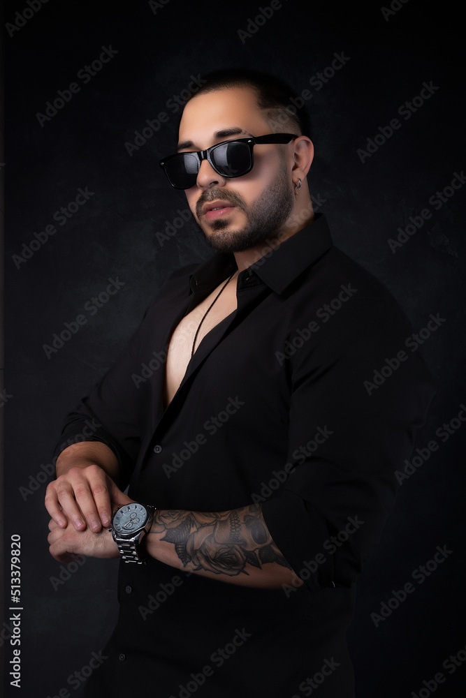 Obraz premium Hombre elegante con gafas vestido de negro 