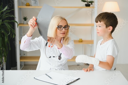 female doctor and young boy with a broken arm.