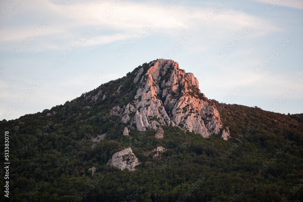 Coucher de soleil sur une colline dans l'Aude proche de Bugarach.