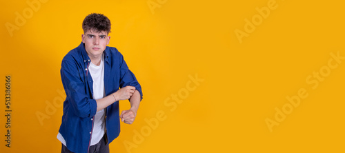 Photos isolated young man with threatening expression of aggressiveness