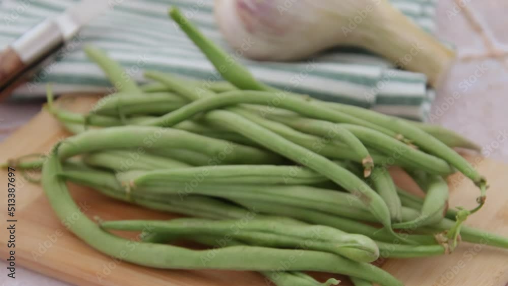 tas d'haricots verts cru sur une planche à découper tas d'haricots verts cru sur une planche à découper