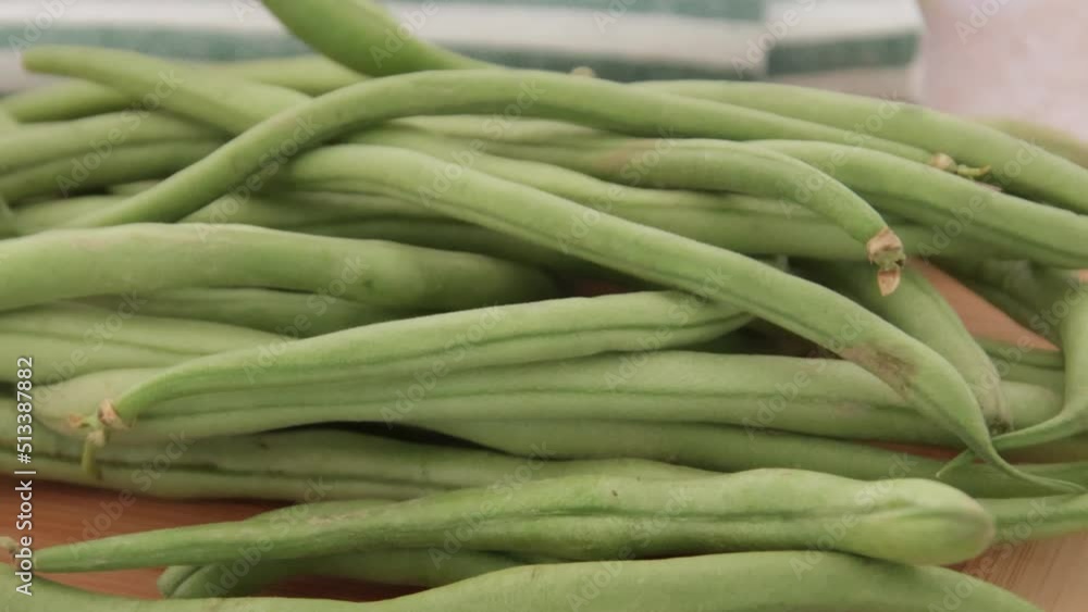 tas d'haricots verts cru sur une planche à découper tas d'haricots verts cru sur une planche à découper