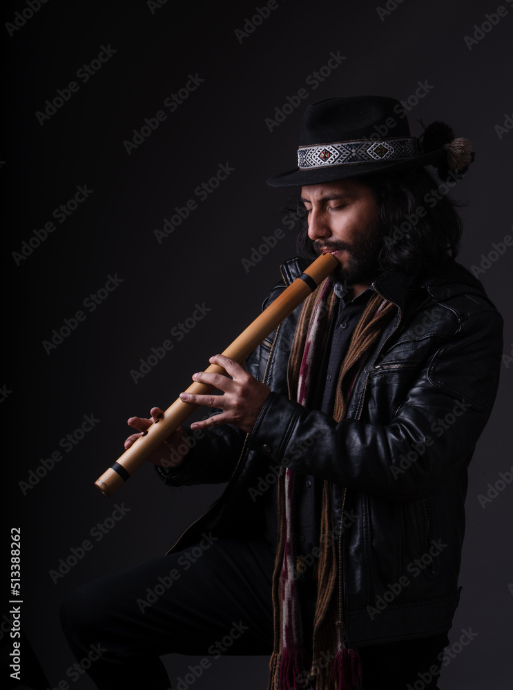 Musico andino con instrumentos musicales del Perú Musico andino con instrumentos musicales del Perú
