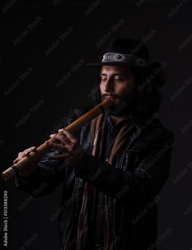 Musico andino con instrumentos musicales del Perú Musico andino con instrumentos musicales del Perú
