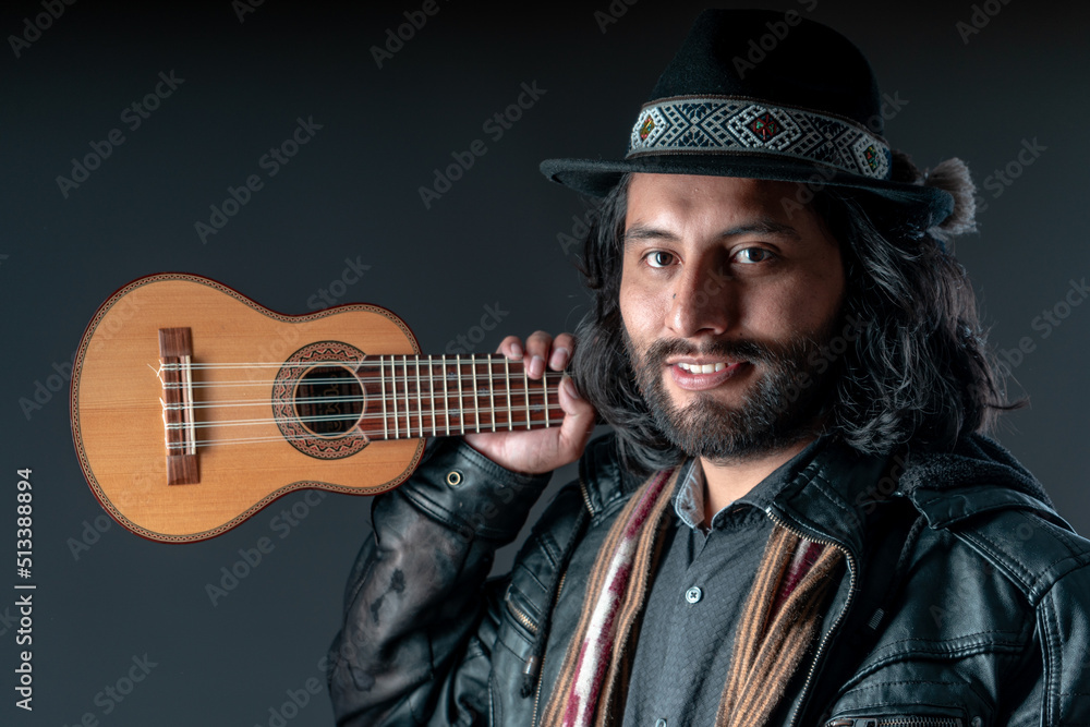 Musico Andino tocando instrumentos del Perú. Musico Andino tocando instrumentos del Perú.