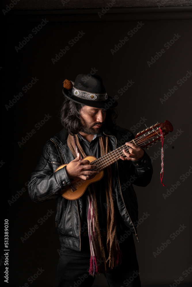Musico Andino tocando instrumentos del Perú.