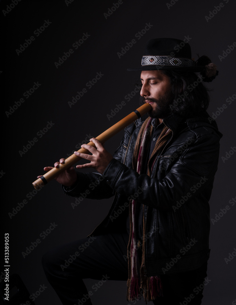 Musico Andino tocando instrumentos del Perú. Musico Andino tocando instrumentos del Perú.