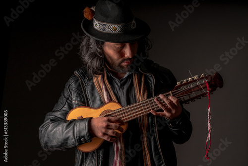 Musico Andino tocando instrumentos del Perú.