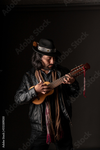 Musico Andino tocando instrumentos del Perú.